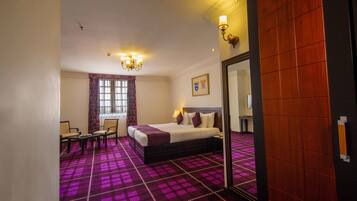 Premium Room, City View - Early check-in or late check-out subject to availability | Minibar, safe på rommet, skrivebord og strykejern/-brett