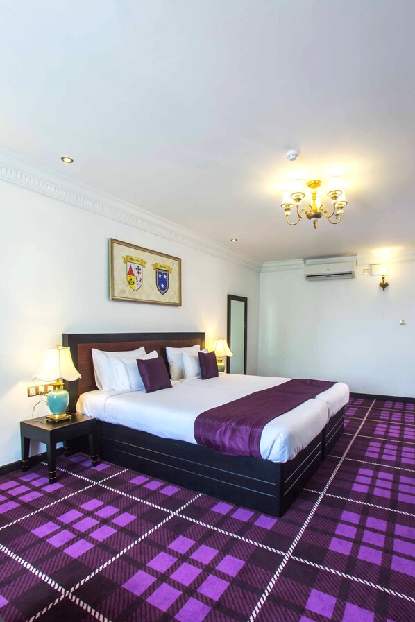 Minibar, caja de seguridad en la habitación y escritorio 