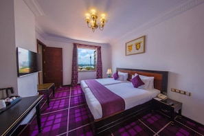 Premium Room, City View - Early check-in or late check-out subject to availability | 迷你吧、房內夾萬、書桌、熨斗/熨衫板