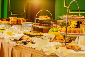 Petit déjeuner buffet (9 USD par personne)