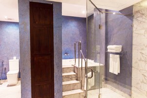 Executive Suite, Hot Tub, City View - Early check-in or late check-out subject to availability | Banyo | Ücretsiz banyo/kozmetik ürünleri, saç kurutma makinesi, havlu 
