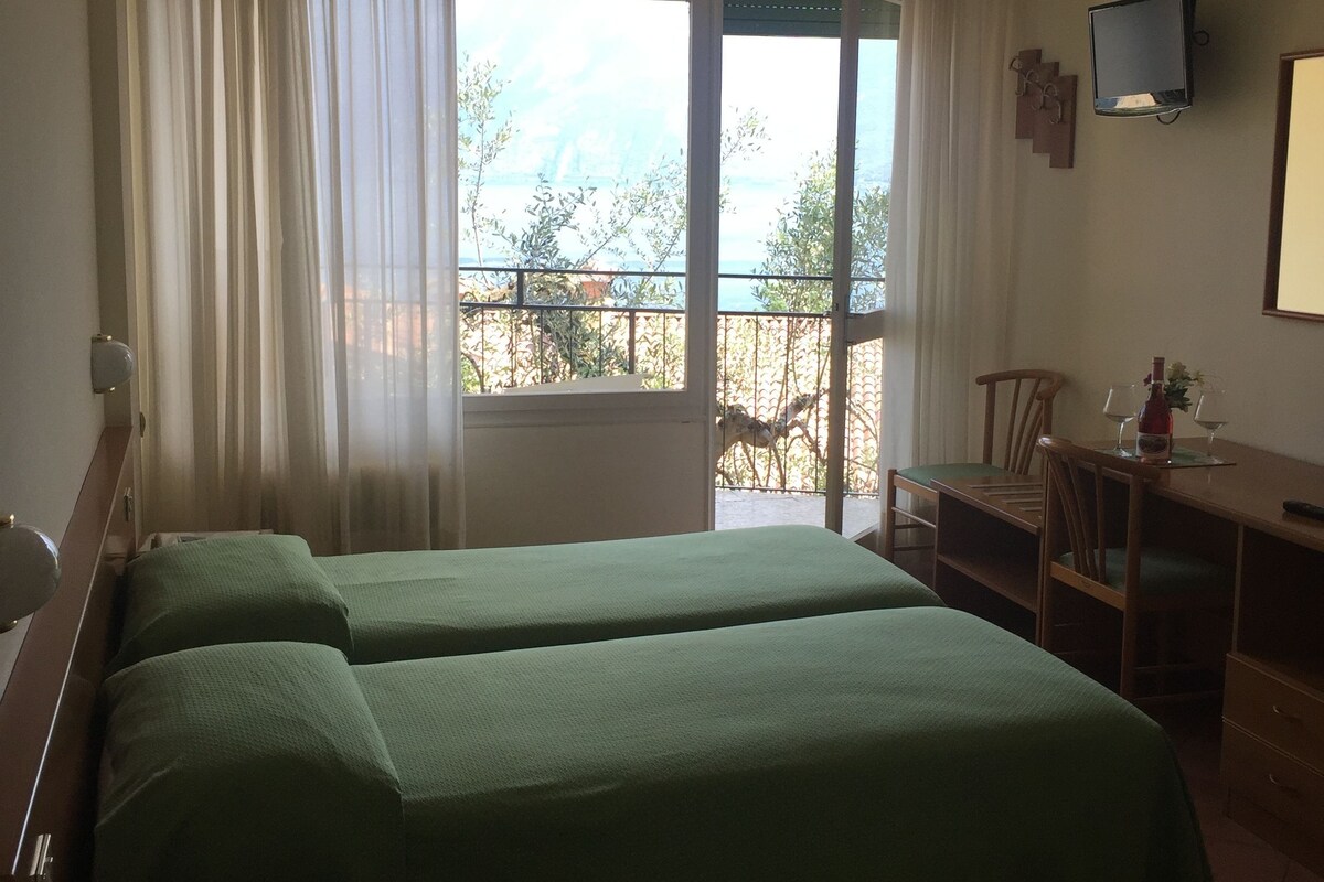 Habitación doble superior, balcón, vistas al lago | Escritorio, cunas (de pago), wifi gratis