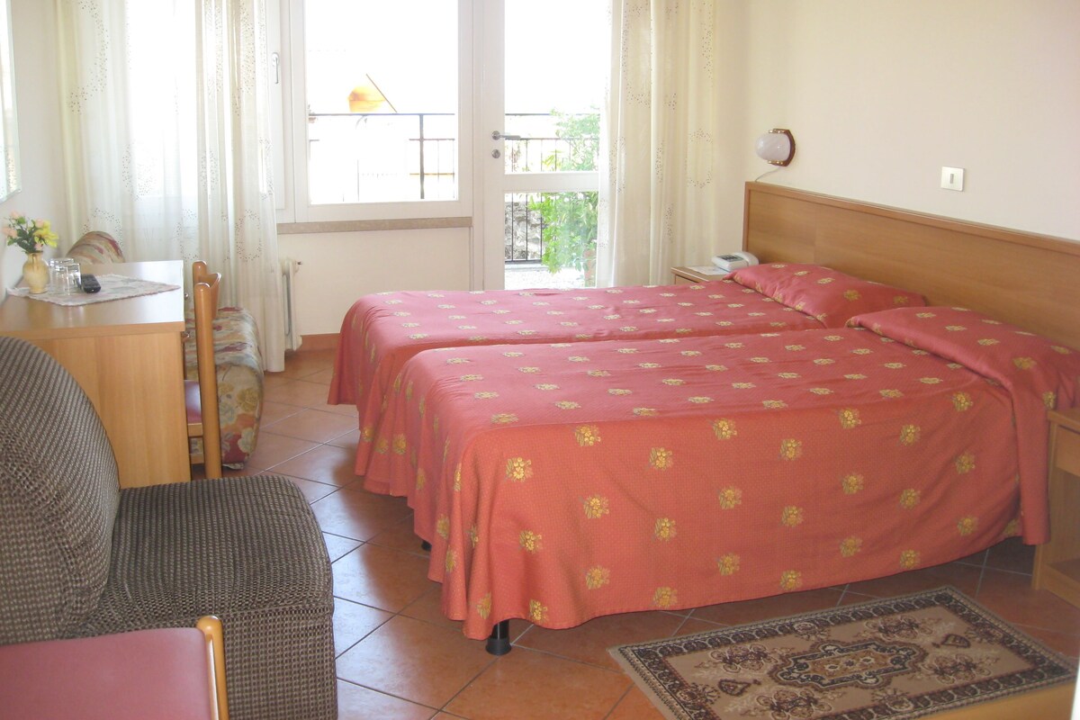 Habitación básica doble, 1 habitación, terraza, vistas parciales al lago | Escritorio, cunas (de pago), wifi gratis