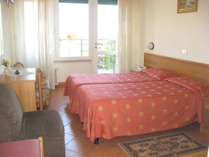 Habitación básica doble, 1 habitación, terraza, vistas parciales al lago | Escritorio, cunas (de pago), wifi gratis