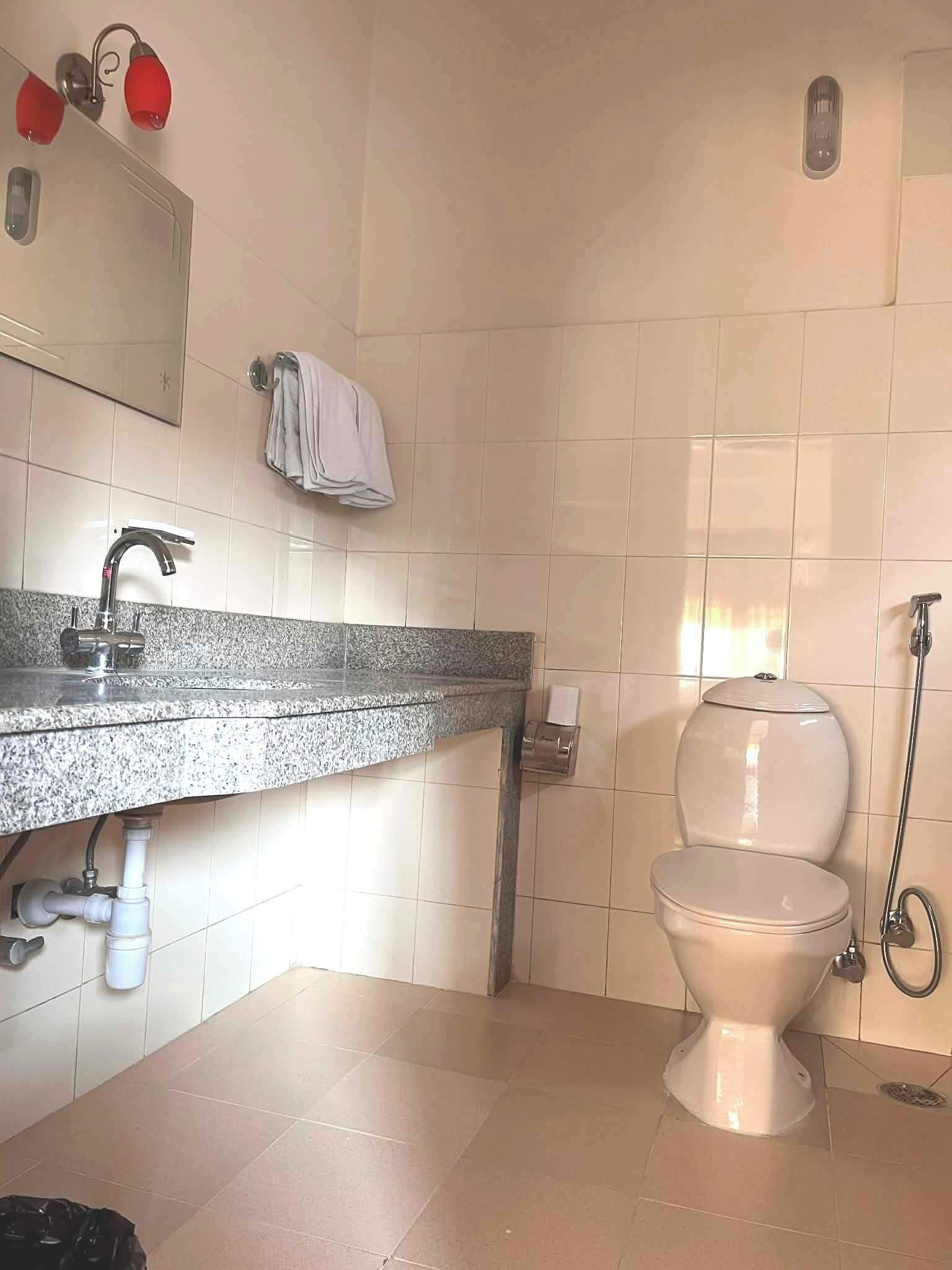Bruser, gratis toiletartikler, hårtørrer, hjemmesko