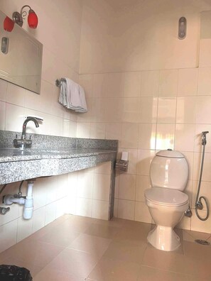 Dusche, kostenlose Toilettenartikel, Haartrockner, Hausschuhe