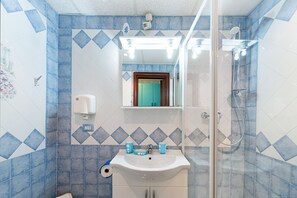 Single Room | Bathroom | Shower, free toiletries, hair dryer, bathrobes