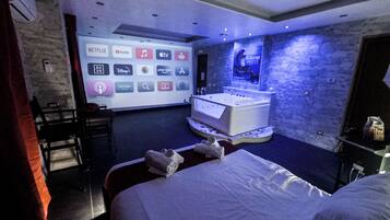 Suite monolocale, idromassaggio | Biancheria da letto di alta qualità, minibar, una cassaforte in camera