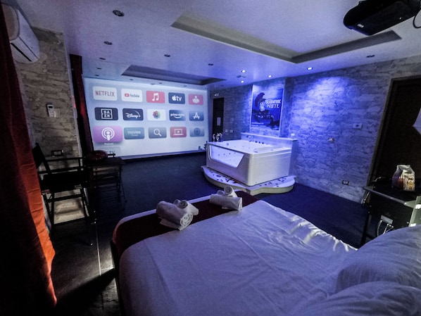 Studio Suite, Jetted Tub | Premium bedding, minibar, in-room safe, individually decorated