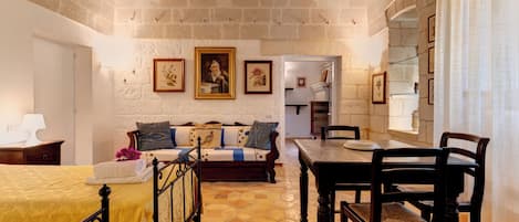 Familieleilighet, 2 soverom, kjøkken, hageutsikt | Individuelt innredet, skrivebord, skrivebord for bærbar PC og lydisolert