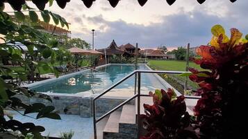 Piscina externa, guarda-sóis, espreguiçadeiras