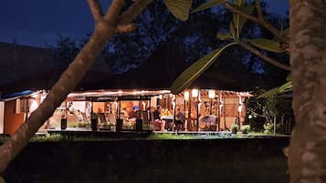 Se sirven cenas y cocina indonesia, con vista al jardín