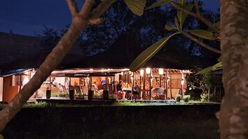 Se sirven cenas y cocina indonesia, con vista al jardín 