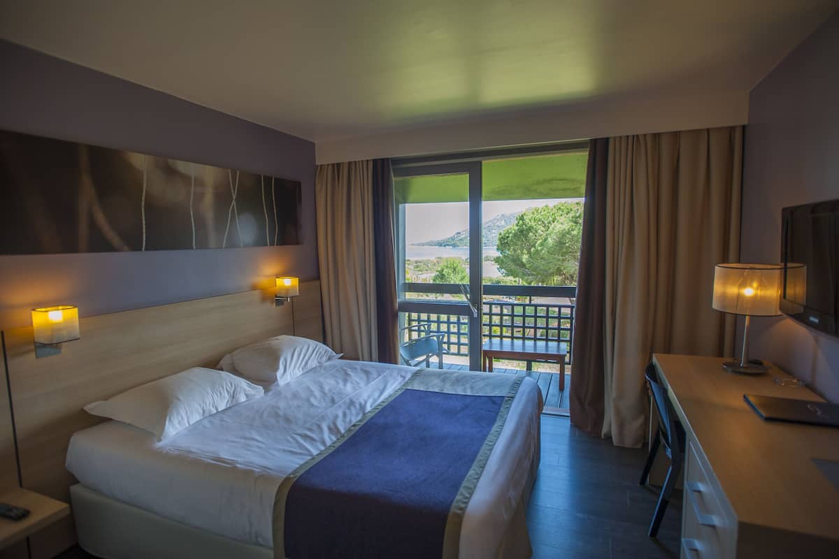 Chambre Supérieure Côté mer | Bar mini, peti besi dalam bilik, meja, kalis bunyi