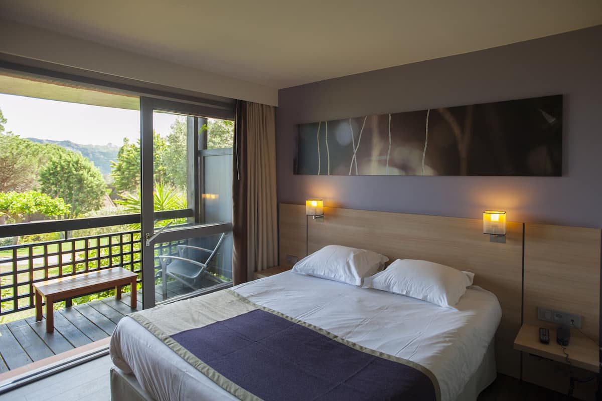 Chambre Standard Côté jardin | Bar mini, peti besi dalam bilik, meja, kalis bunyi
