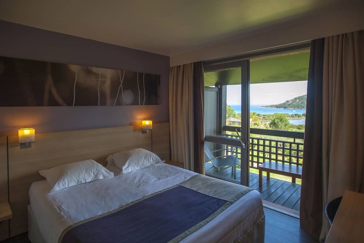 Chambre premium vue mer panoramique | Bar mini, peti besi dalam bilik, meja, kalis bunyi