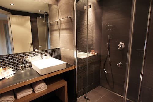 Een douche, een haardroger, handdoeken