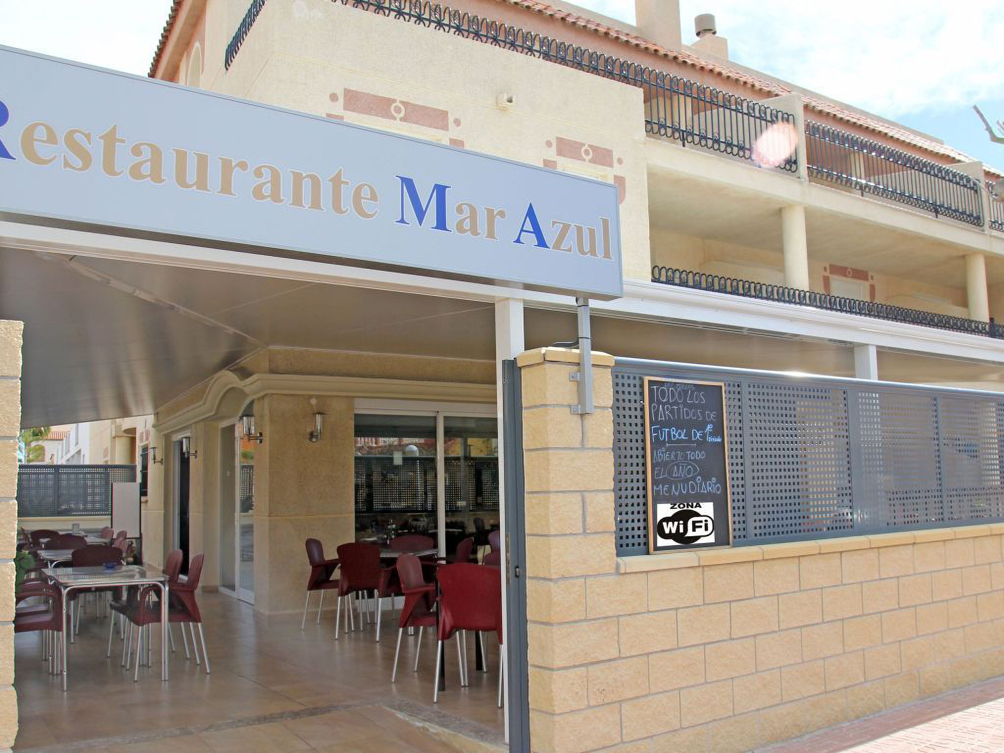 Restaurante Mar Azul com área externa e sinal de Wi-Fi.