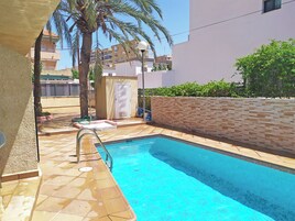 Una piscina al aire libre