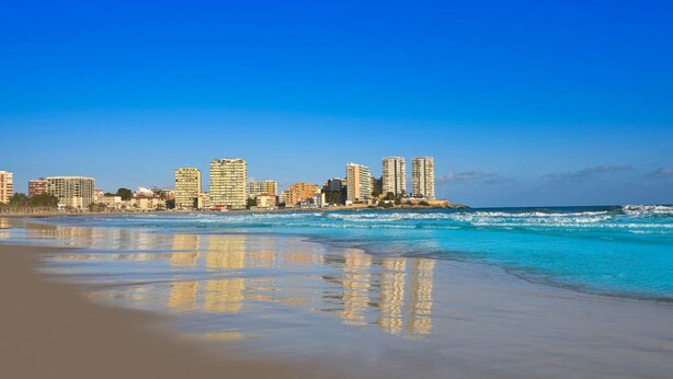 A coastal cityscape with high-rise buildings along the beachfront. - Apartamentos Doña Carmen 3000 (Oropesa del Mar)