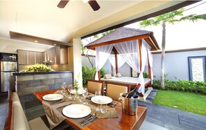 Gazebo - The Banyumas Suite Villa Legian (Legian)