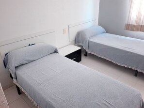 Departamento, 2 habitaciones, Terraza | Tabla de planchar con plancha, cunas y ropa de cama