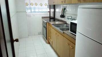 Departamento, 2 habitaciones, Terraza | Cocina privada | Refrigerador con congelador, microondas y parrilla de estufa