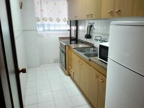 Departamento, 2 habitaciones, Terraza | Cocina privada | Refrigerador con congelador, microondas y parrilla de estufa