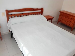 Departamento, 1 habitación, Terraza | Tabla de planchar con plancha, cunas y ropa de cama