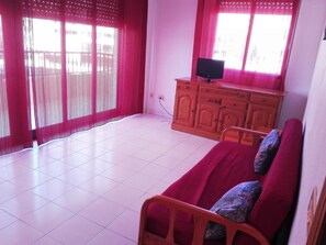 Departamento, 2 habitaciones, Terraza | Sala de estar | Televisión