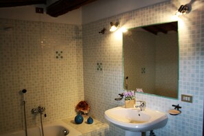 Panoramic Apartment, 4 Bedrooms, Pool View | Bathroom