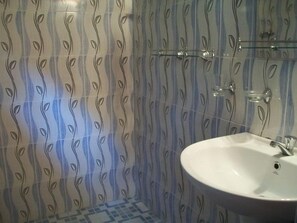 Douche, articles de toilette gratuits, sèche-cheveux
