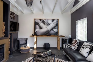 Suite – executive | Oppholdsområde | En 37-tommers smart-TV med digitale kanaler samt Netflix