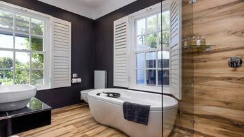 Luxury Suite | Bathroom