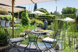 2 outdoor pools, pool umbrellas, pool loungers - 14 on Klein Constantia (Cape Town)