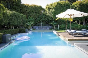 2 室外游泳池，池畔遮阳伞，日光浴躺椅