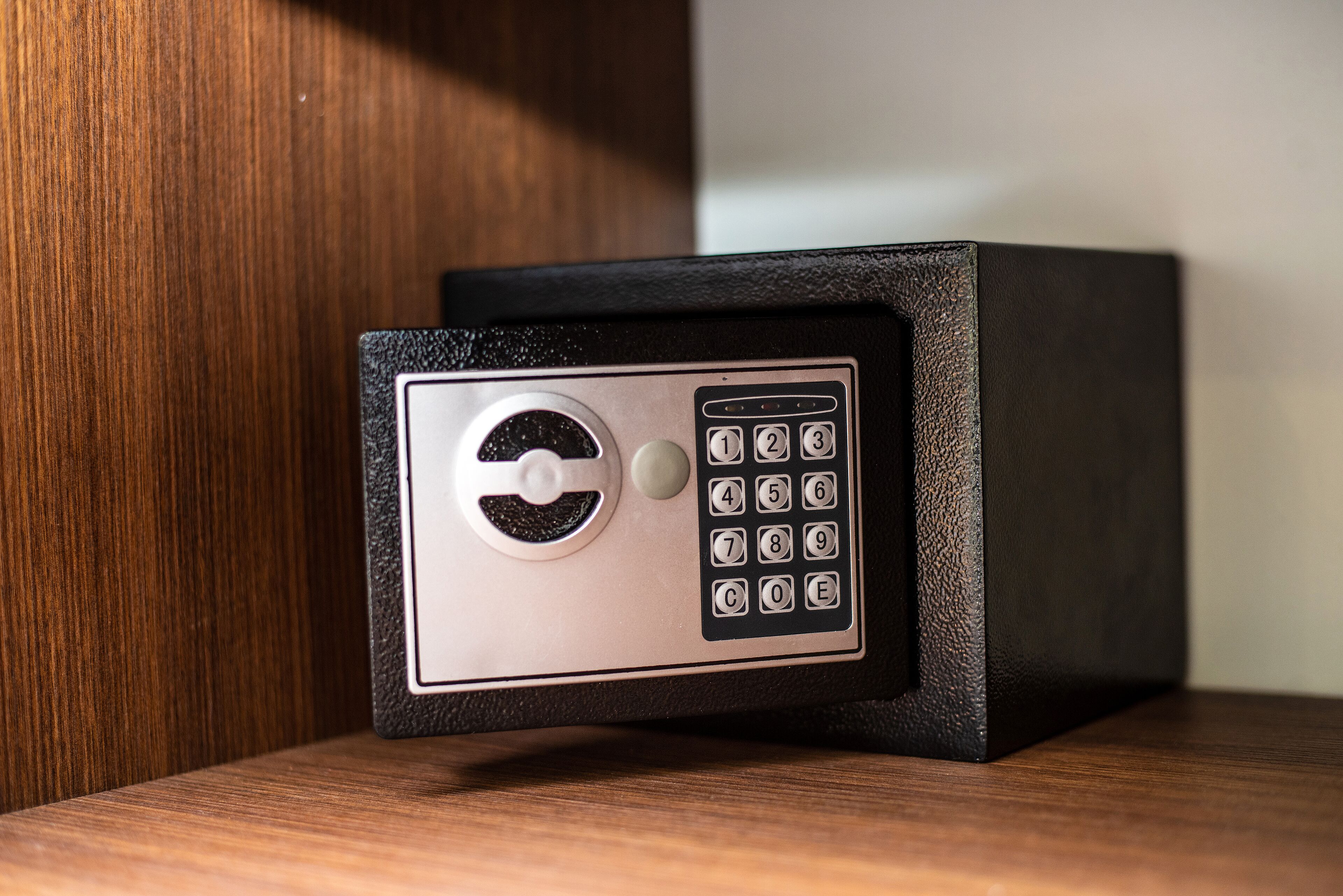 standard twin room, balcony | hypo-allergenic bedding, minibar, in-room safe, desk