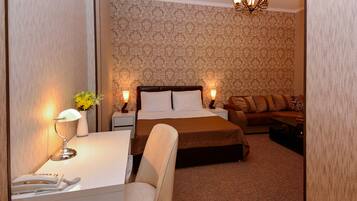 Estúdio família, 1 cama Queen e sofá-cama, cozinha | Roupas de cama antialérgicas, frigobar, cofres nos quartos, escrivaninha