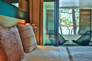 Chambre Premium vue mer panoramique | Bar mini, peti besi dalam bilik, meja, seterika/papan seterika 