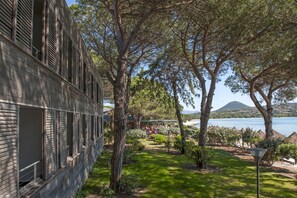 Minibar, coffre-fort, bureau, fer et planche à repasser