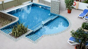 Outdoor pool, sun loungers - Pirogue Lodge (Praslin Island)