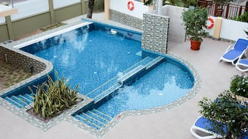 Utomhuspool och solstolar