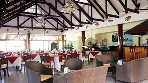 Restaurant - Pirogue Lodge (Praslin Island)