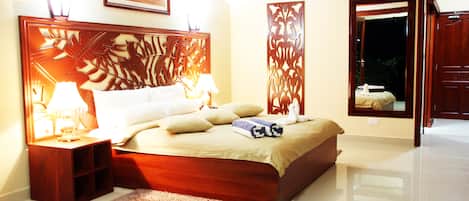 Standard Room, 1 King Bed, Ocean View | Minibar, in-room safe, desk, cribs (free)