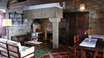 Chalet, 3 Bedrooms | Living area | Flat-screen TV, fireplace