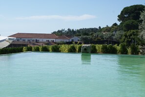 시즌별로 운영되는 야외 수영장