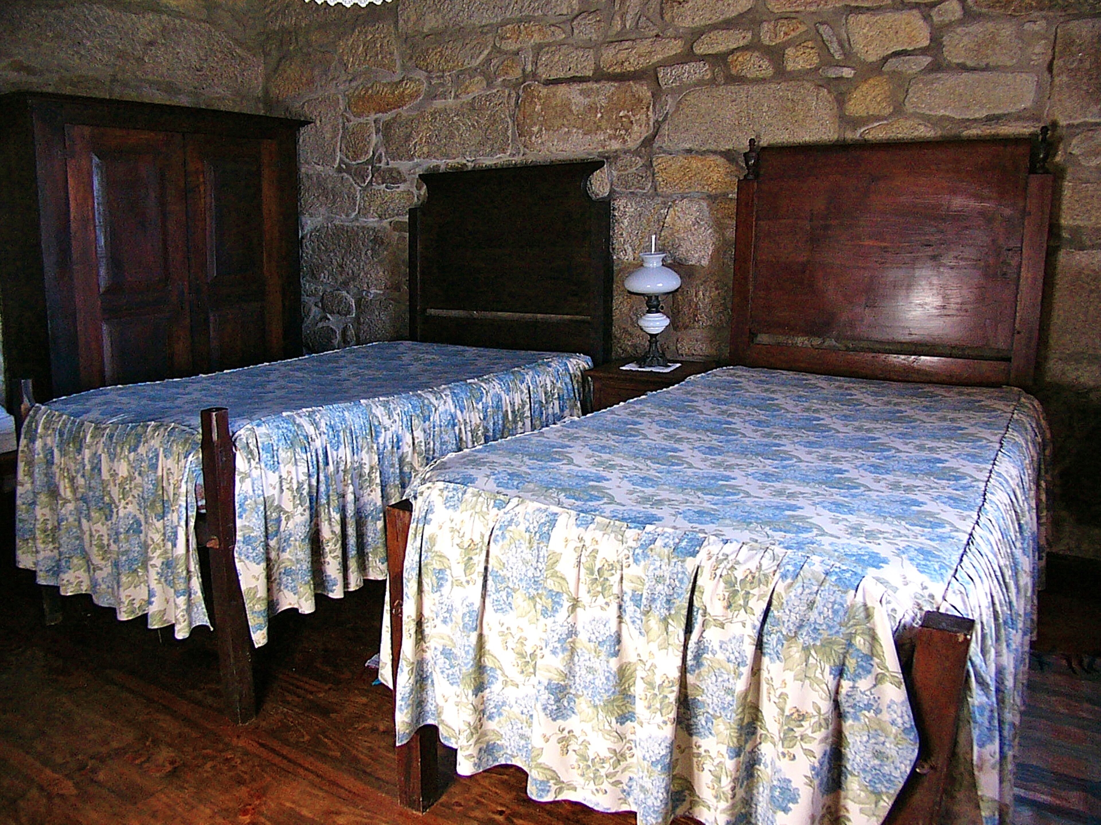 Cribs (free), rollaway beds (surcharge), bed sheets