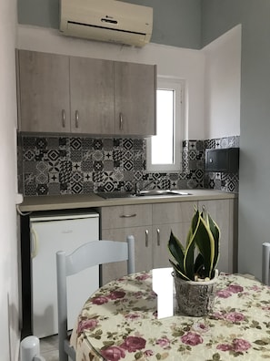 Studio (for 3) | Private kitchen | Full-size fridge, stovetop, coffee/tea maker, cookware/dishes/utensils - Marianna Studios (Hersonissos)