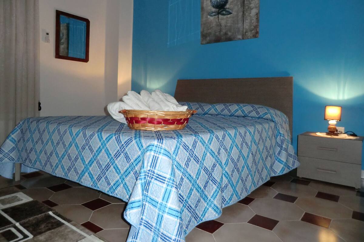 Double Room, Shared Bathroom | Frette Italian sheets, premium bedding, cots/infant beds, rollaway beds
