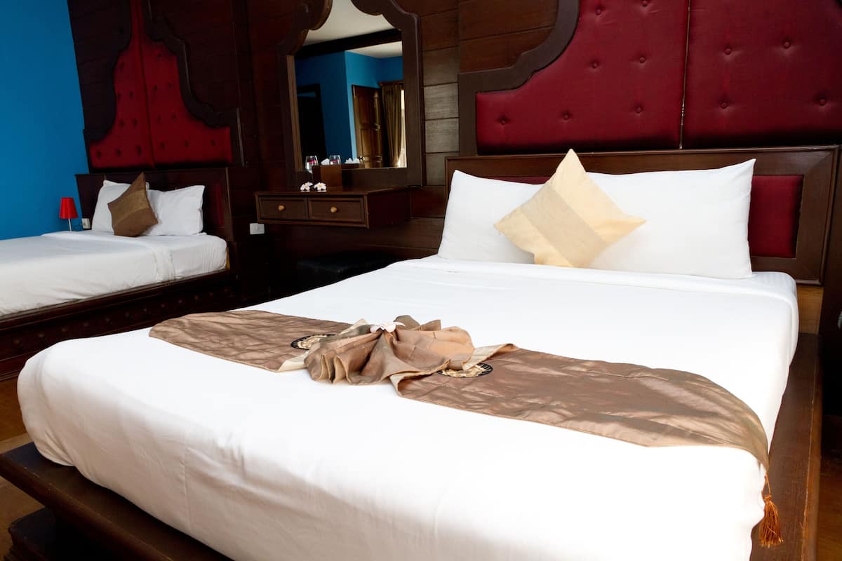 family room | minibar, in-room safe, desk, free wifi